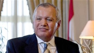 السفير محمد العرابي يدخل في نوبة بكاء على الهواء