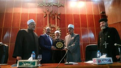 محافظ أسوان: نثمن دور وعاظ الأزهر لجهودهم في التوعية والتثقيف 