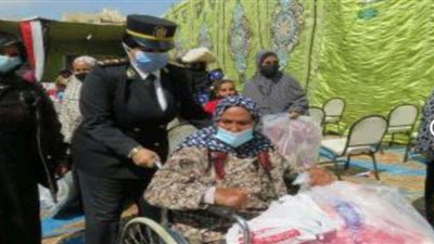 يد تحمي والأخرى تساعد .. الداخلية توزع مساعدات على المواطنين