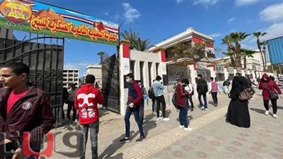 طلاب الصف الثاني الثانوي في امتحانات اليوم .. تباين الآراء حول 