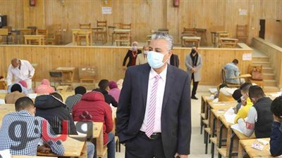 7932 طالبا أدوا الامتحانات بالفترة الصباحية بجامعة جنوب الوادي | صور