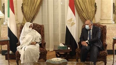 وزير الخارجية يبحث مع نظيرته السودانية تعزيز العلاقات بين البلدين