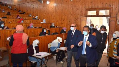 نائب رئيس جامعة عين شمس يتفقد امتحانات كلية التربية