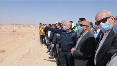 وزير النقل ورئيس المنطقة الاقتصادية يتفقدان ميناء العين السخنة