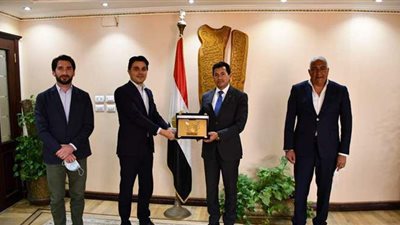 وزير الرياضة يلتقي مدير التنمية المستدامة بشركة إيني الإيطالية