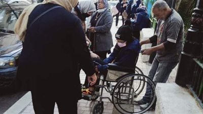 رغم مرضها الشديد.. طالبة ثانوي تصر على حضور الامتحان بالإسكندرية بكرسي متحرك | صور