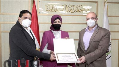 محافظ بني سويف يكرم 90 موظفا بعد اجتيازهم دورة 