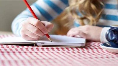 غرائب امتحانات الجامعات.. حوار حزلئوم وسراج بيه في امتحان الألسن.. اسم الكتاب ودكتور المادة بالتجارة.. والرأي الفقهي في الموسيقى بإعلام