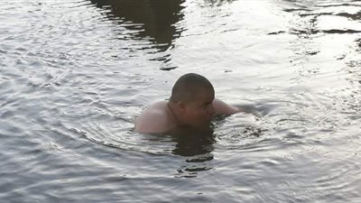 المنقذ المعاق.. مصطفى يعاني شلل الأطفال وينقذ الغرقى ويلعب كرة القدم.. مناشدا الرئيس: بحلم بحياة كريمة ونفسي في توك توك