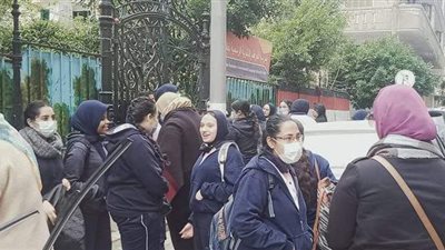 توافد طالبات الثانوية العامة بالإسكندرية على لجان الامتحان