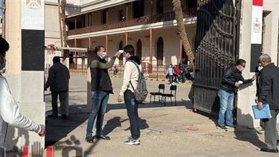 طلاب ثانية ثانوي وسادسة ابتدائي داخل اللجان..إجراءات احترازية مشددة لمواجهة كورونا.. وطالب يصر على الحضور رغم مرضه الشديد