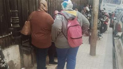 تجمع أولياء الأمور أمام لجان الامتحانات في الإسكندرية