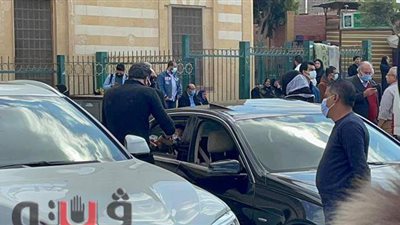 انهيار رضوى الشربيني أثناء انتظار صلاة الجنازة على والدتها | فيديو