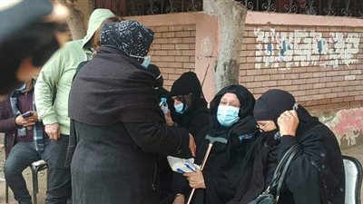 انهيار شقيقة المخرج خالد يوسف خلال جنازة شقيقهما |فيديو