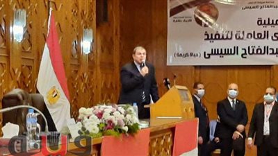 وزير القوى العاملة يهدي شباب الإسماعيلية وثائق تأمين للعمالة غير المنتظمة | صور