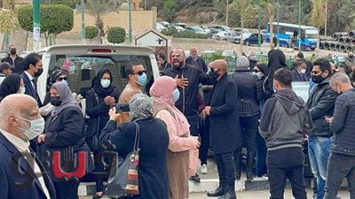 انهيار عائلة رضوى الشربيني خلال الدعاء لوالدتها بساحة السيدة نفيسة |فيديو