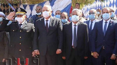 محافظ قنا ورئيس جامعة جنوب الوادي يضعان اكليل الزهور ضمن احتفالات العيد القوميlصور