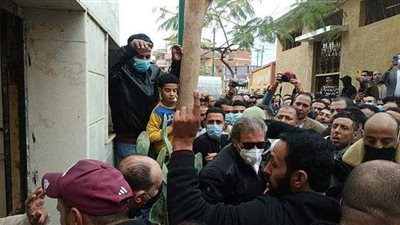 أبرز المشاهد بجنازة شقيق خالد يوسف.. المخرج يعود من فرنسا لوداع أخيه.. انهيار شقيقته أمام المقابر.. والحزن يسيطر على الأهالي