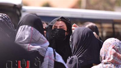 بكاء رضوى الشربيني خلال تشييع جثمان والدتها من مسجد السيدة نفيسة| فيديو وصور