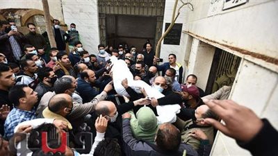 خالد يوسف يحمل جثمان شقيقه ويشارك في مراسم دفنه | فيديو