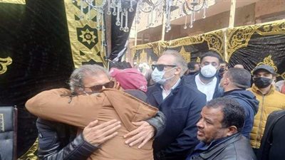 أبو عيطة وزهران يحضران تشييع جثمان شقيق خالد يوسف | صور