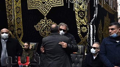 خالد يوسف يتلقى واجب العزاء في وفاة شقيقه | فيديو وصور