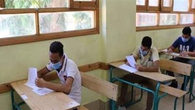 مدد قياسية في الامتحانات.. طالب بأولى ثانوي ينتهي من الفرنساوي في 9 دقائق.. وآخر يسجل 15 دقيقة بالجغرافيا.. والإنجليزي الأغرب