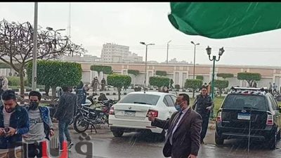 رغم هطول الأمطار.. عميد آداب طنطا يوجه الطلاب الالتزام بالإجراءات الاحترازية