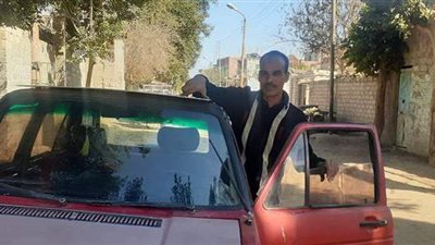 صنع في المنيا.. شاب يبتكر سيارة تعمل بالطاقة الشمسية بدلا من البنزين | صور