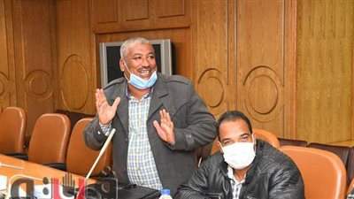 محافظ قنا يستقبل أهالي قرية 