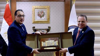 رئيس الوزراء يتسلم درع النيابة العامة من النائب العام | صور