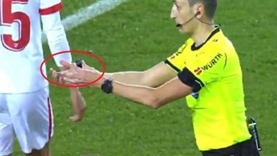 موقف طريف بين الحكم ودي يونج بمباراة برشلونة وإشبيلية | فيديو