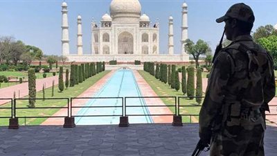 إجلاء السياح من 