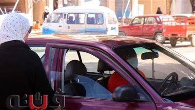 تاكسي السيدات بمطروح.. حولت سيارتها الملاكي للحفاظ على العادات والتقاليد.. بدأت فكرتها بطلب من صديقتها.. وهذه كانت الانطلاقة