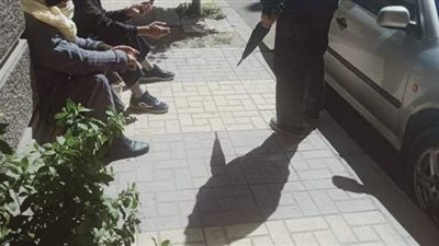 أولياء أمور طلاب الثانوية العامة بالإسكندرية يفترشون الأرصفة أمام اللجان