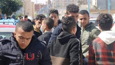 غرائب الامتحانات.. أسئلة من الترم الثاني.. جلوس طالبتان على مقعد واحد.. تأدية الامتحان في الشارع.. وأخيرا البنطلون المقطع