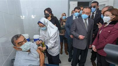 محافظ الإسكندرية يشهد بدء التطعيم بلقاح كورونا للفئات المستهدفة