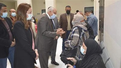 محافظ الجيزة يلتقى المواطنين المسجلين في الجرعة الأولى من لقاح كورونا | صور