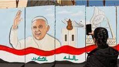 سيلفي ولافتات بـ4 لغات.. زيارة تاريخية من البابا فرانسيس إلى العراق