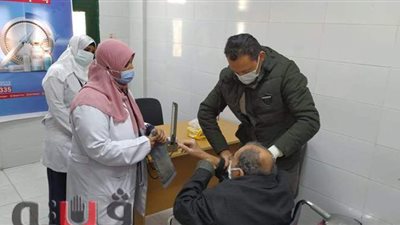 تطعيم 193 مواطنا من أصحاب الأمراض المزمنة وكبار السن في قنا | صور