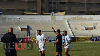طرد مهاجم البنك الأهلي بسبب لعبة خطرة على مدافع المحلة | صور