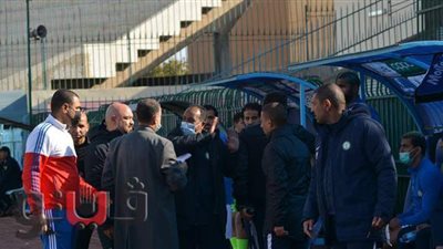 مشادات بين مهاجم البنك الأهلي ومراقب مباراة المحلة | صور