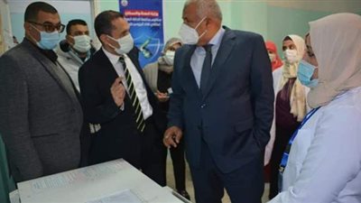 محافظ الوادي الجديد يشهد بدء تطعيم المواطنين بلقاح كورونا