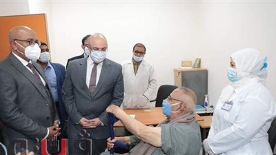 محافظ بني سويف يشهد بدء تطعيم  أصحاب الأمراض المزمنة بلقاح كورونا