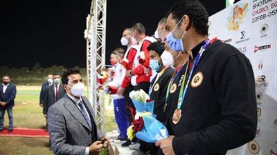 وزير الرياضة يسلم جوائز كأس العالم للرماية بالخرطوش للفائزين بالمراكز الأولى