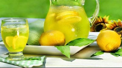 من بينها عصير الليمون.. 7 مشروبات لا تتناولها بعد سن الأربعين