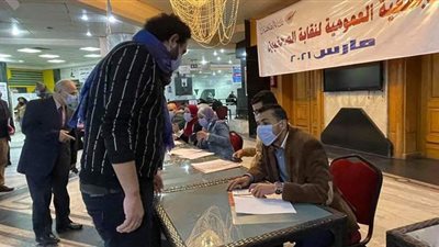 الصحفيون يلتزمون بالكمامات والتباعد في الساعات الأولى للانتخابات