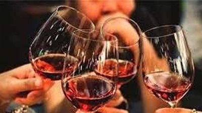 تفسير رؤية شرب الخمر في المنام وعلاقته بالفتنة وإرتكاب الآثام والرزق الواسع