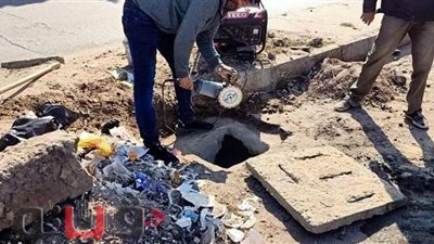 رفع كفاءة بالوعات صرف مياه الأمطار بشارع بورسعيد بالإسماعيلية | صور
