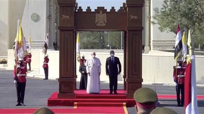 البابا فرنسيس يصل قصر بغداد ويلتقي الرئيس العراقي | فيديو وصور